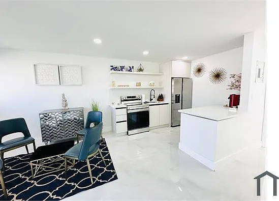 2 bed, 650 sqft, $2,280 — Photo 2