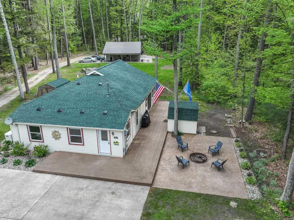 8704 Deadstream Rd, Honor, MI 49640