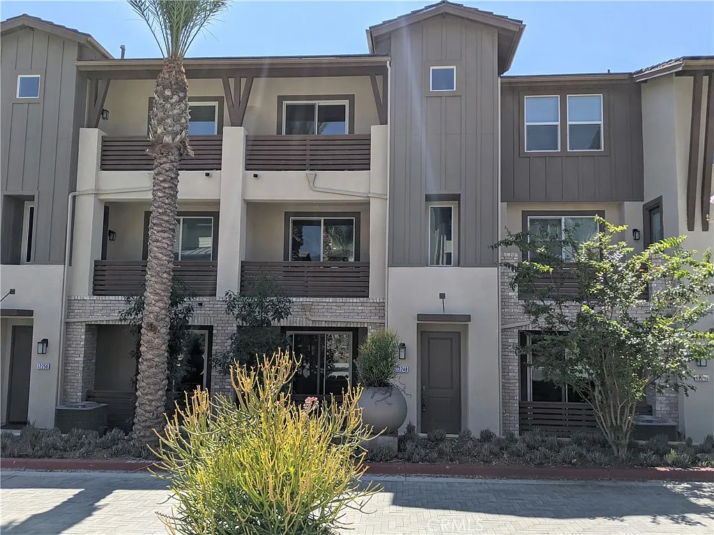 2 bed, 2.5 bath, 1562 sqft, $3,100 — Photo 1