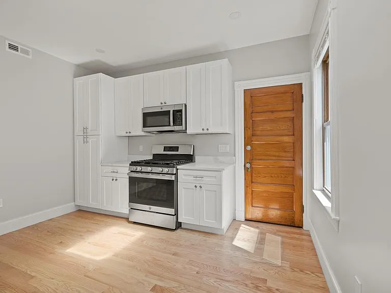 19 Taft St #3 — Photo 4