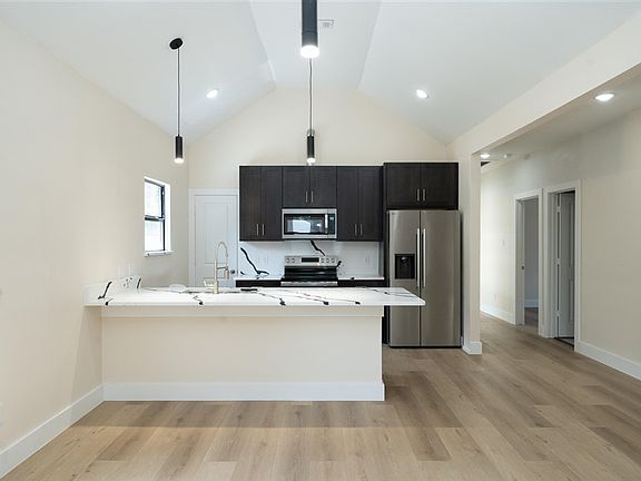 5th image of 643 Rayenell Ave