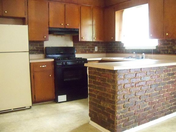 Kitchen includes dishwasher , gas stove, refrigirator / free