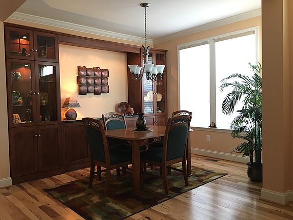 Dining room w. built in