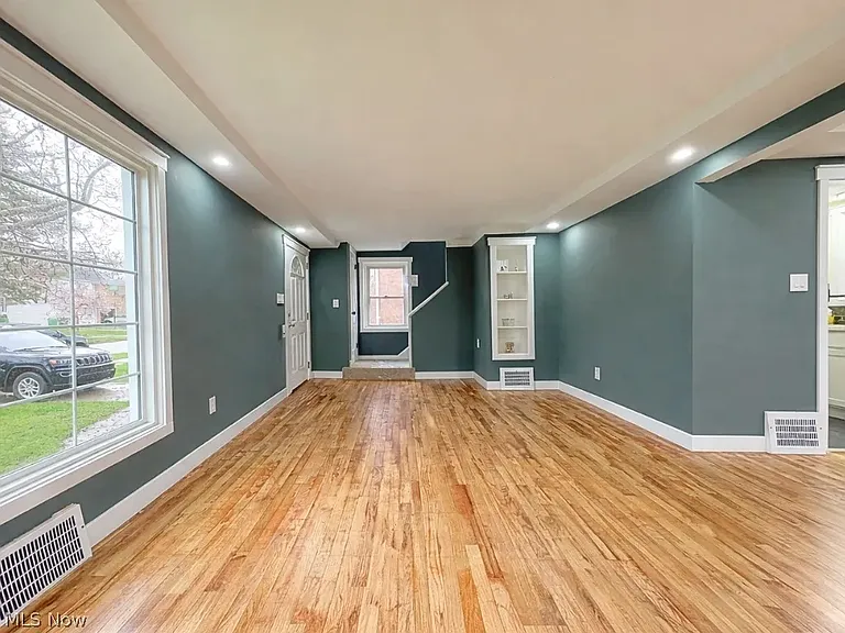 22000 Kenison Ave — Photo 5
