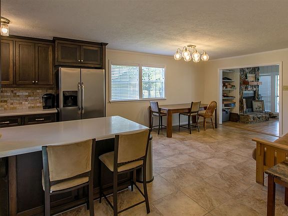 3rd image of 312 Moss Ln