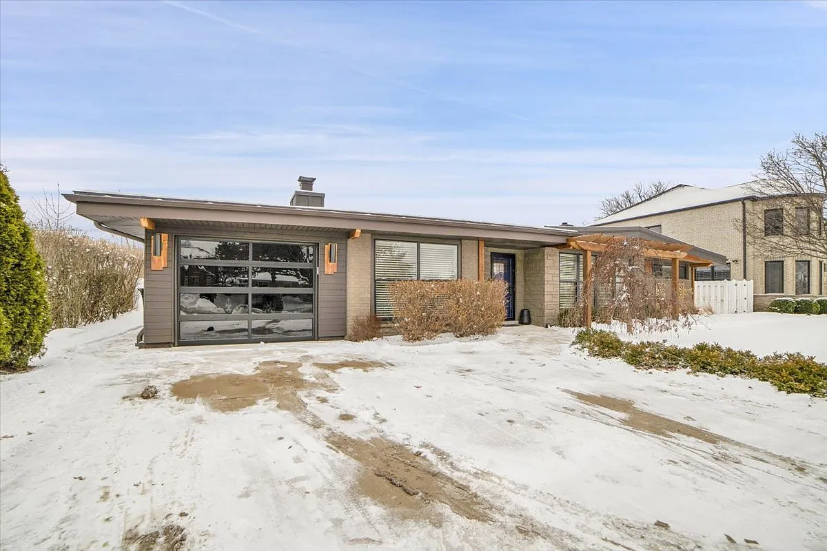 5165 N Canfield Ave photo 1