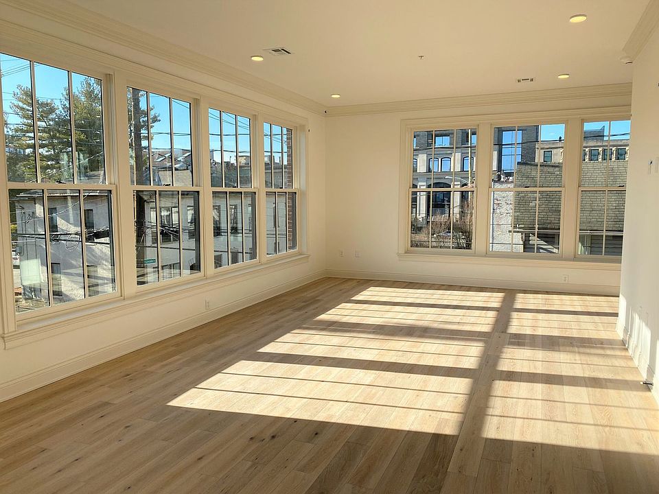 1st image of 40 E Lincoln St #301