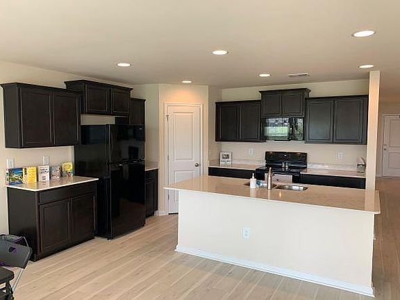 5th image of 927 Bourne Dr
