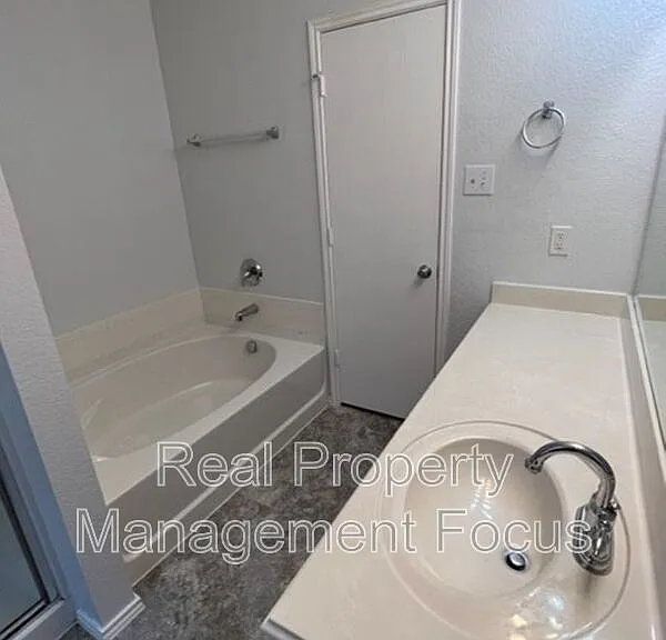 1004 Trickham Dr — Photo 22