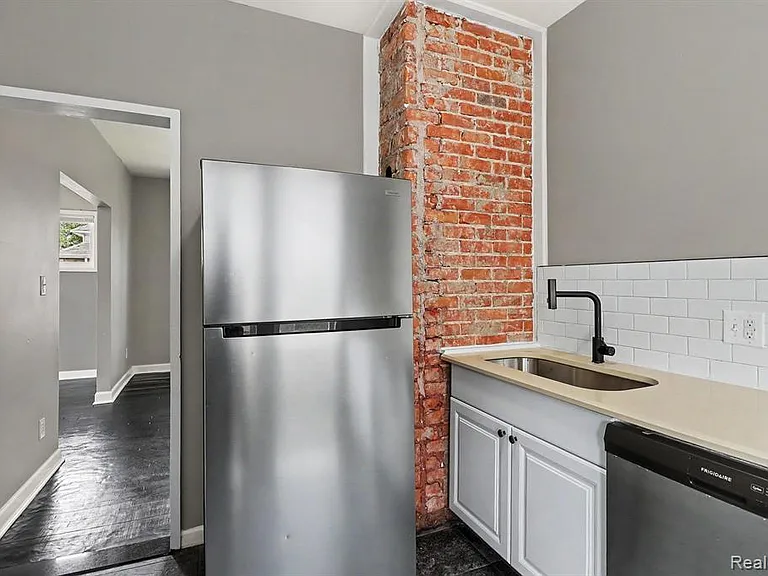 2731 Elmhurst St — Photo 6