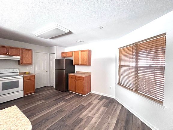 4th image of 613 Pepperbush Dr