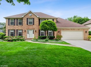 1918 Chatham Dr, Wheaton, IL 60189