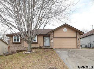 202 Fleetwood Dr, Papillion, NE 68133