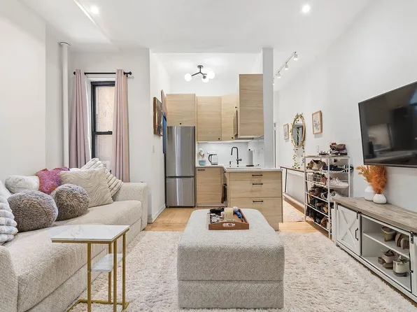 352 W 56th St APT 3B, Manhattan, NY 10019