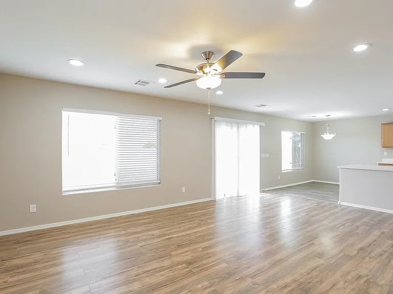 5804 S 10th Dr — Photo 4