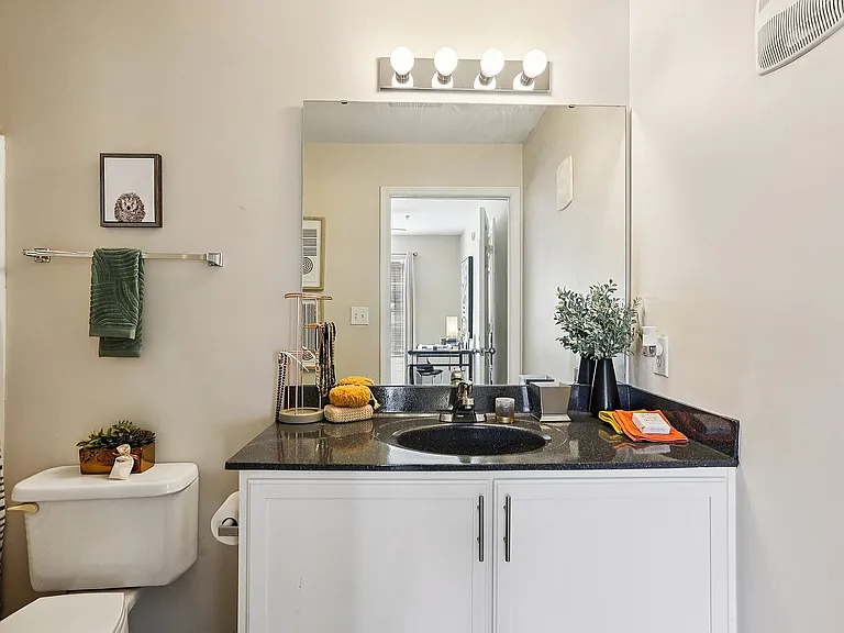 26-web-or-mls-University Ave-S2210-026