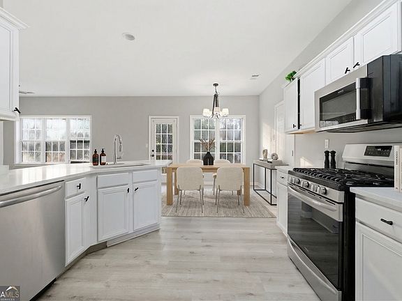 4th image of 813 Cork Oak Ln