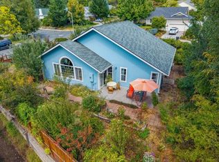 515 Mountain View Dr, Mount Shasta, CA 96067