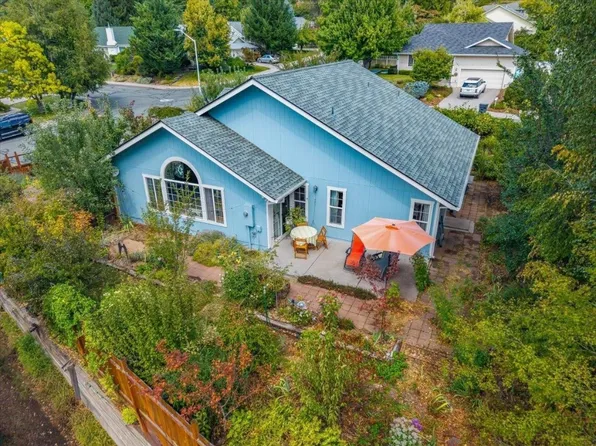 515 Mountain View Dr, Mount Shasta, CA 96067