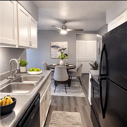 Knollwood Apartments — Photo 13
