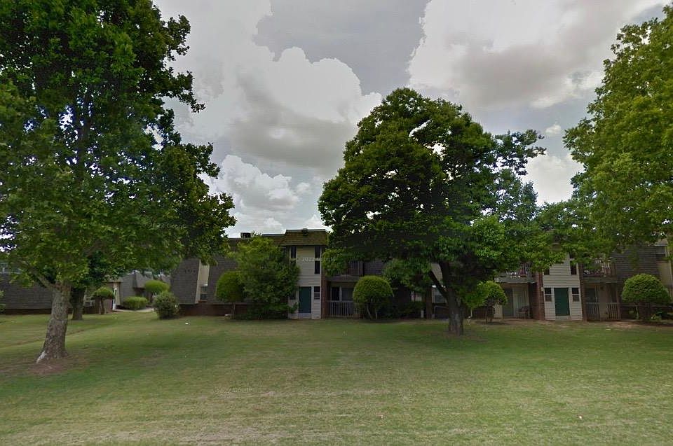 1st image of 3905 N Rockwell Ave APT 211