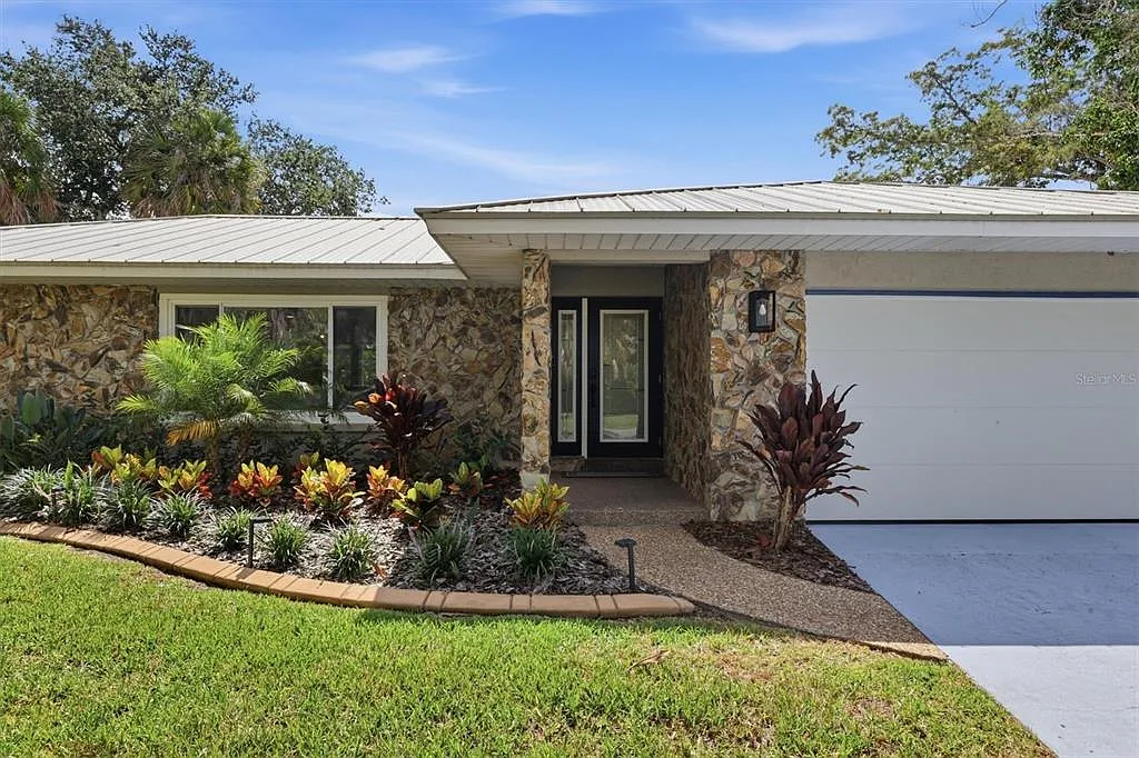 3 bed, 2.0 bath, 1953 sqft, $10,000 — Photo 3