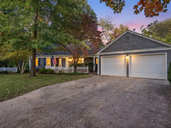 61 Hawthorne Rd, Rock Island, IL 61201