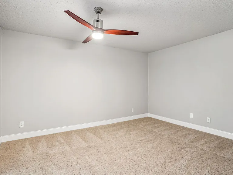 Vantage Point Apartments — Photo 17