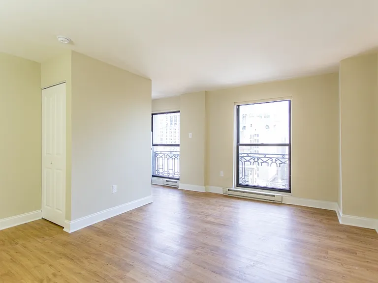 Walnut Square Apartments — Photo 8