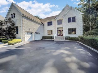 6 Bur Ct, Manalapan, NJ 07726