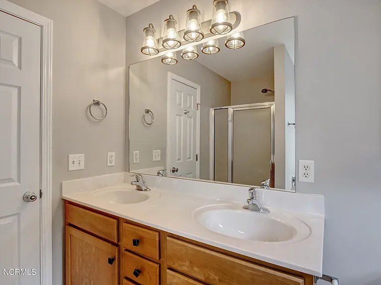 611 Catamaran Dr — Photo 17