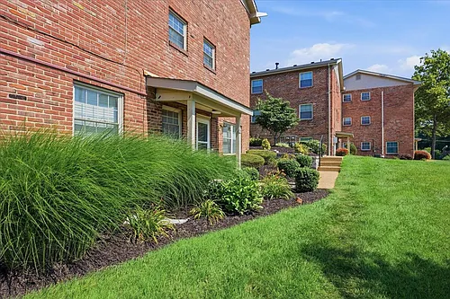 Brentwood Place Photo 1