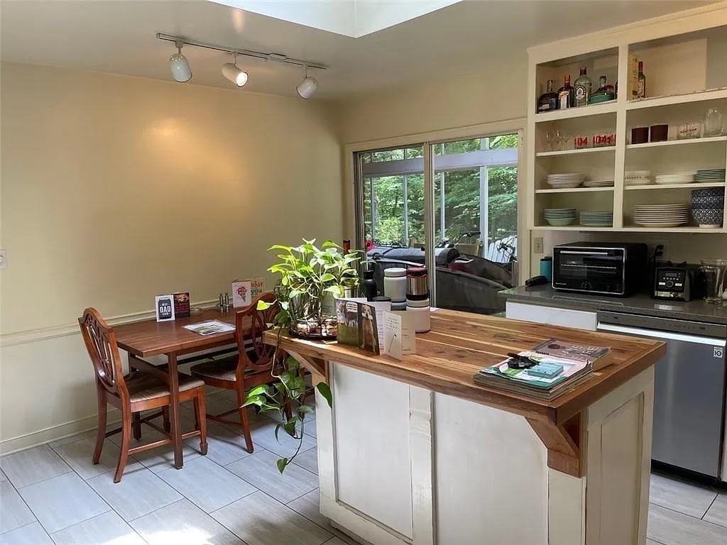 3 bed, 3.0 bath, 2052 sqft, $3,650 — Photo 4