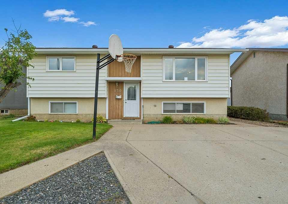 1st image of 130 S Hull Cres NE