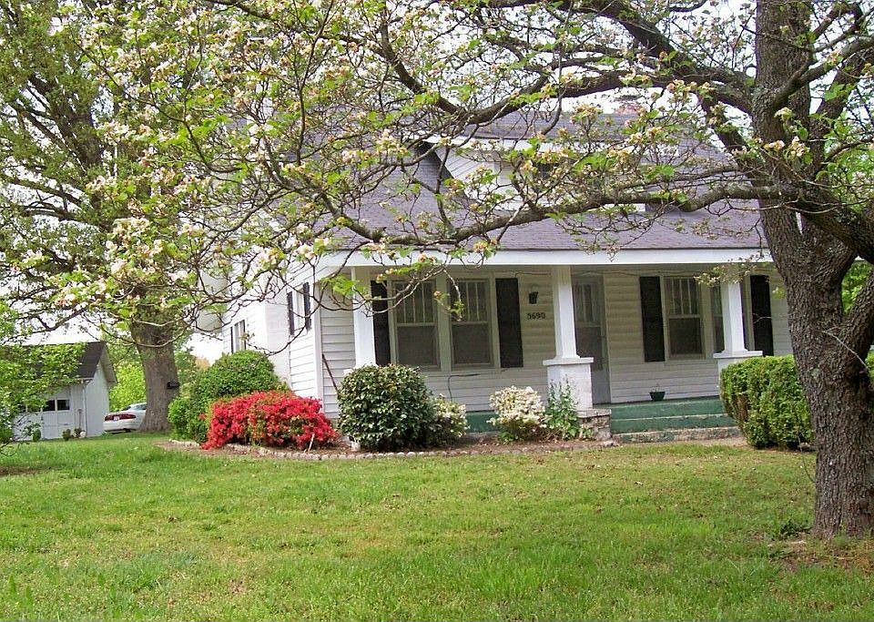 Front view w/ Garage