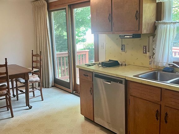 2nd image of 118 Bliss St