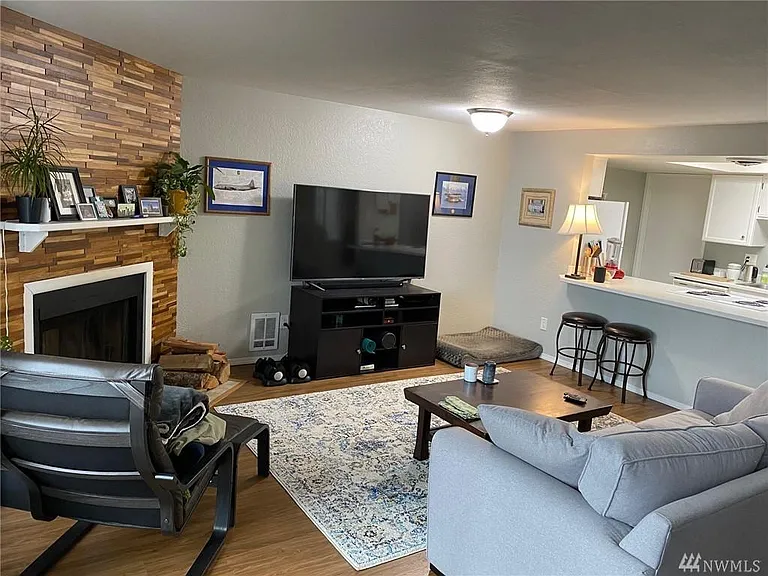 332 SE Donnelly Ln — Photo 2