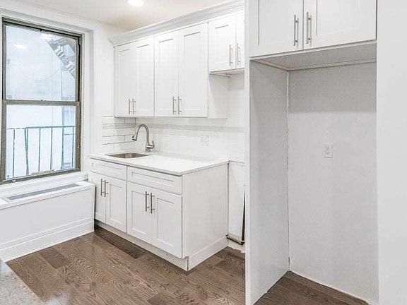 4th image of 215 W 16th St APT 4