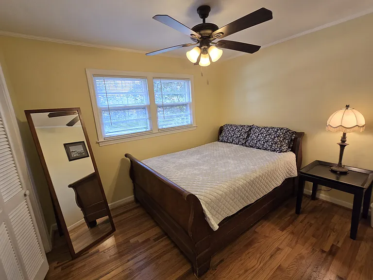 242 W Castle Dr — Photo 5