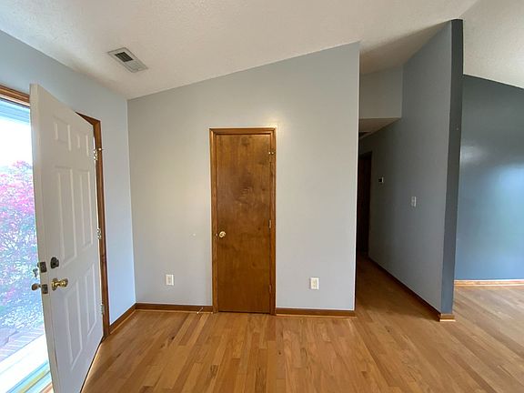 4th image of 128 Wheaton Dr