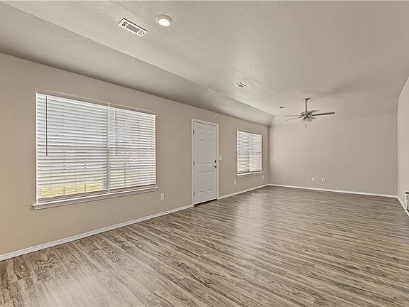 5th image of 813 Saddlebrook St