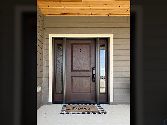 5th image of 935 8th Ave SE