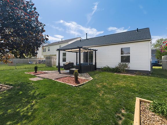 3rd image of 1684 Eastbrook Dr N