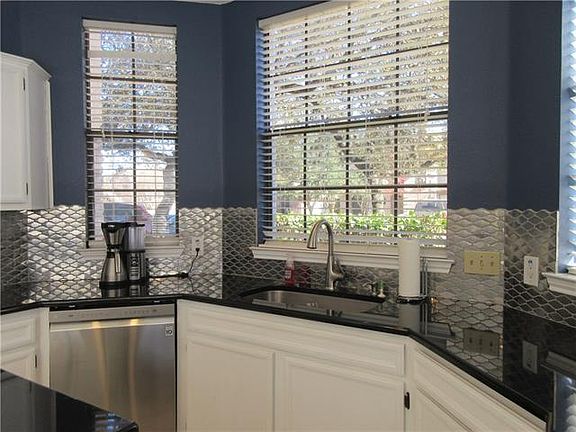 4th image of 1803 Parkwood Dr