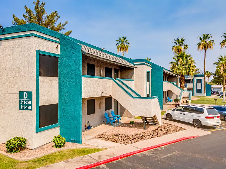 Gilbert Square Apartments — Photo 17