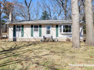 15701 Charles Ct, Grand Haven, MI 49417