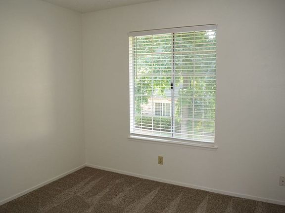 5th image of 3916 Oak Villa Cir