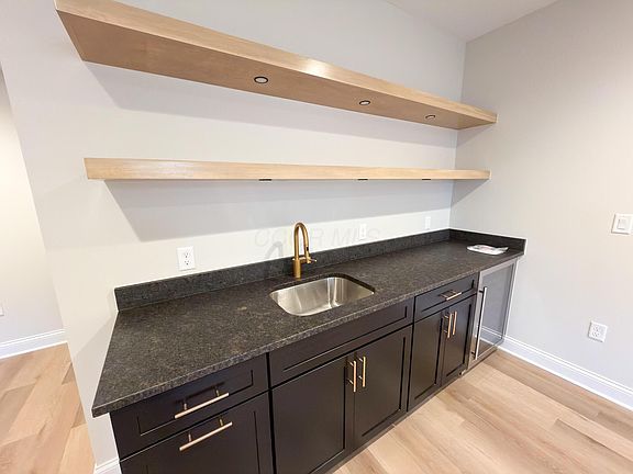 4th image of 150 Barrington Pl