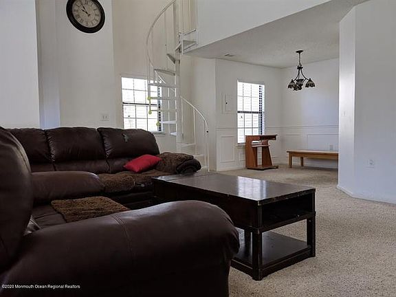 3rd image of 111 Daisy Ct