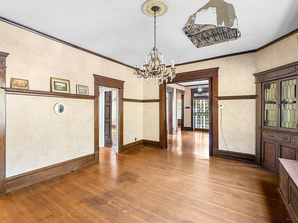 10th image of 315 E Main St